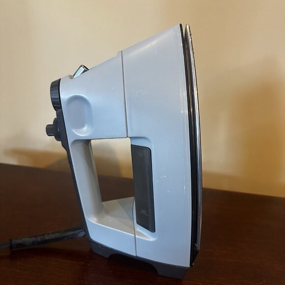 Black & Decker Pro Xpress Iron #F621S Steam Iron **Tested** - Picture 3 of 7